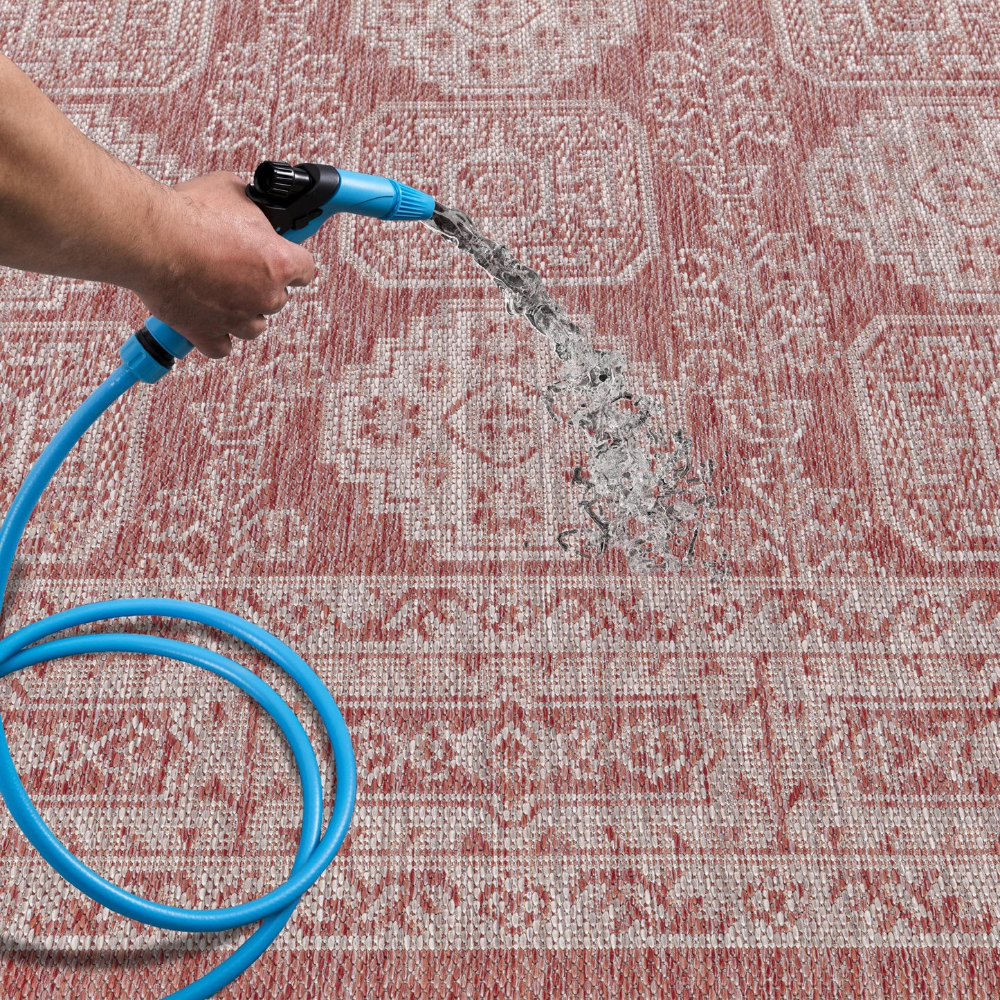 Bound edge detail of the Terracotta Anatolian medallion outdoor rug